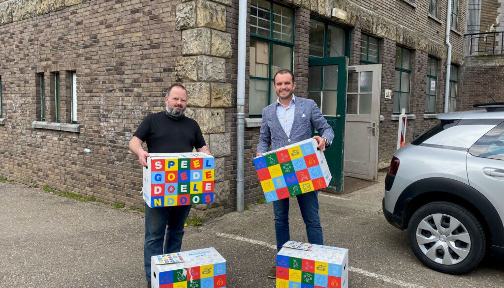 2104COAUitgelicht COA ontvangt Speelgoededoelendozen van de Mondial Movers Foundation