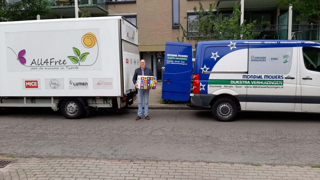 All4free ontvangt Speelgoededoelendozen van Mondial Dijkstra Verhuizingen