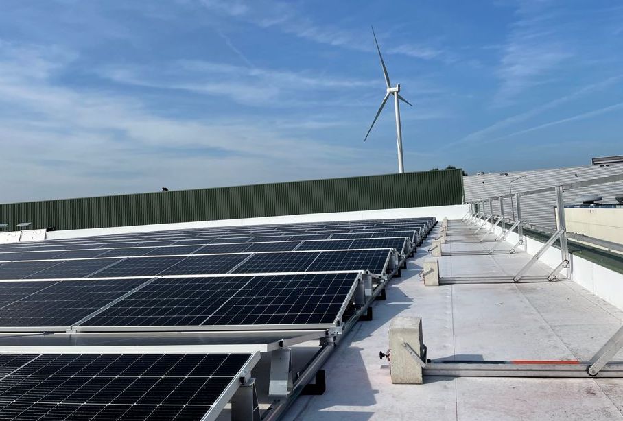 zonnepanelen op dak Mondial Waaijenberg groep