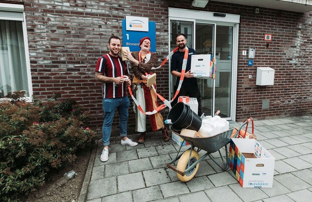 miMakker Tobi gaat namens de Mondial Movers Foundation langs bij zorginstellingen