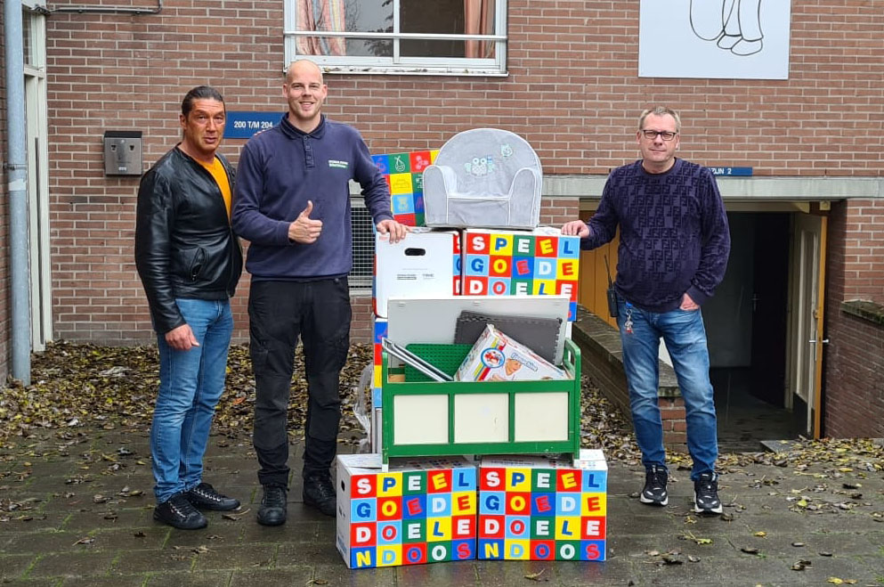 Mondial Movers Foundation overhandigt Speelgoededoelendoos aan het COA
