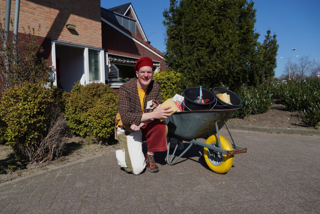 MiMakker Tobi treedt namens de Mondial Movers Foundation op in zorginstellingen