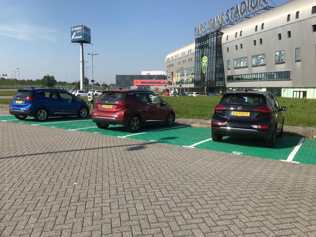 Drie Opel Ampera-e's