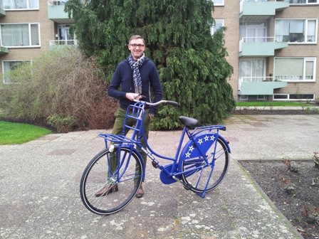 Bezoeker woonbeurs ontvang Mondial Movers fiets