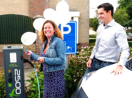 Elektrisch auto Laadpunt geopend in Castrcum op verzoek Carel Kuijper