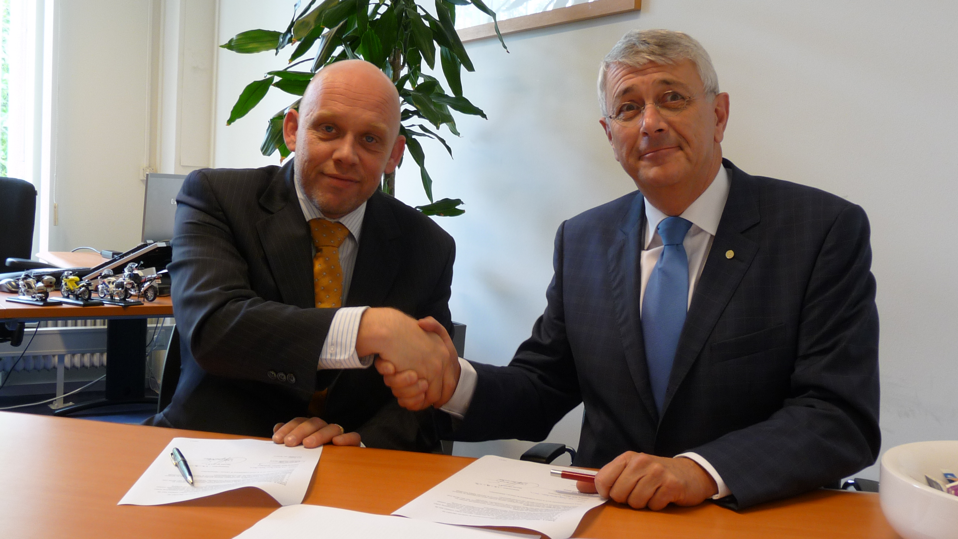Directeuren Marc van der Klok en Tom Stuij bezegelen contract met handdruk