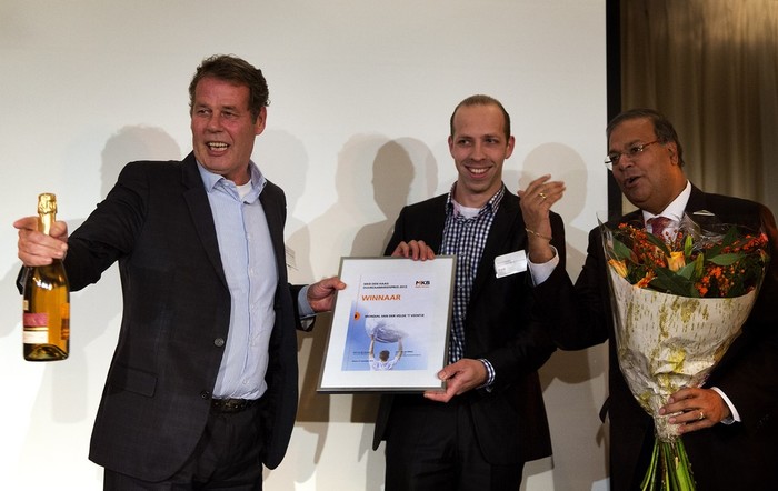In ontvangst nemen van de Award als winnaar van de MKB Duurzaamheidsprijs 2013.