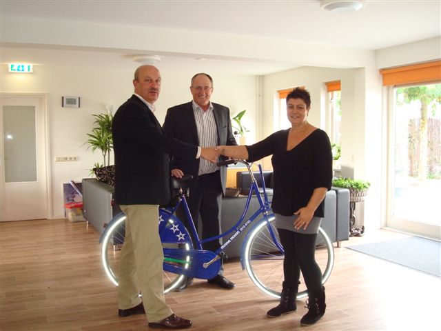Uitreiking Mondial Movers reikt fiets uit aan Juvent medewerker