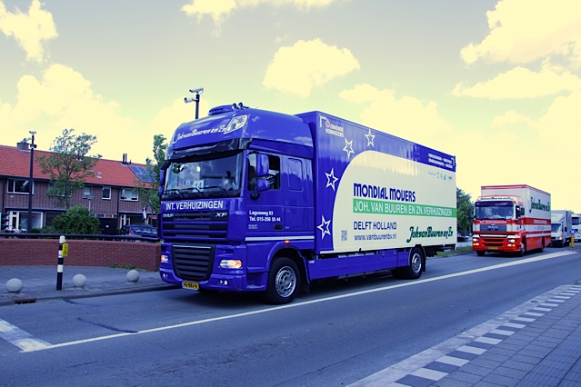 Verhuiswagen truck Mondial Movers Joh. van Buuren en Zn verhuizingen