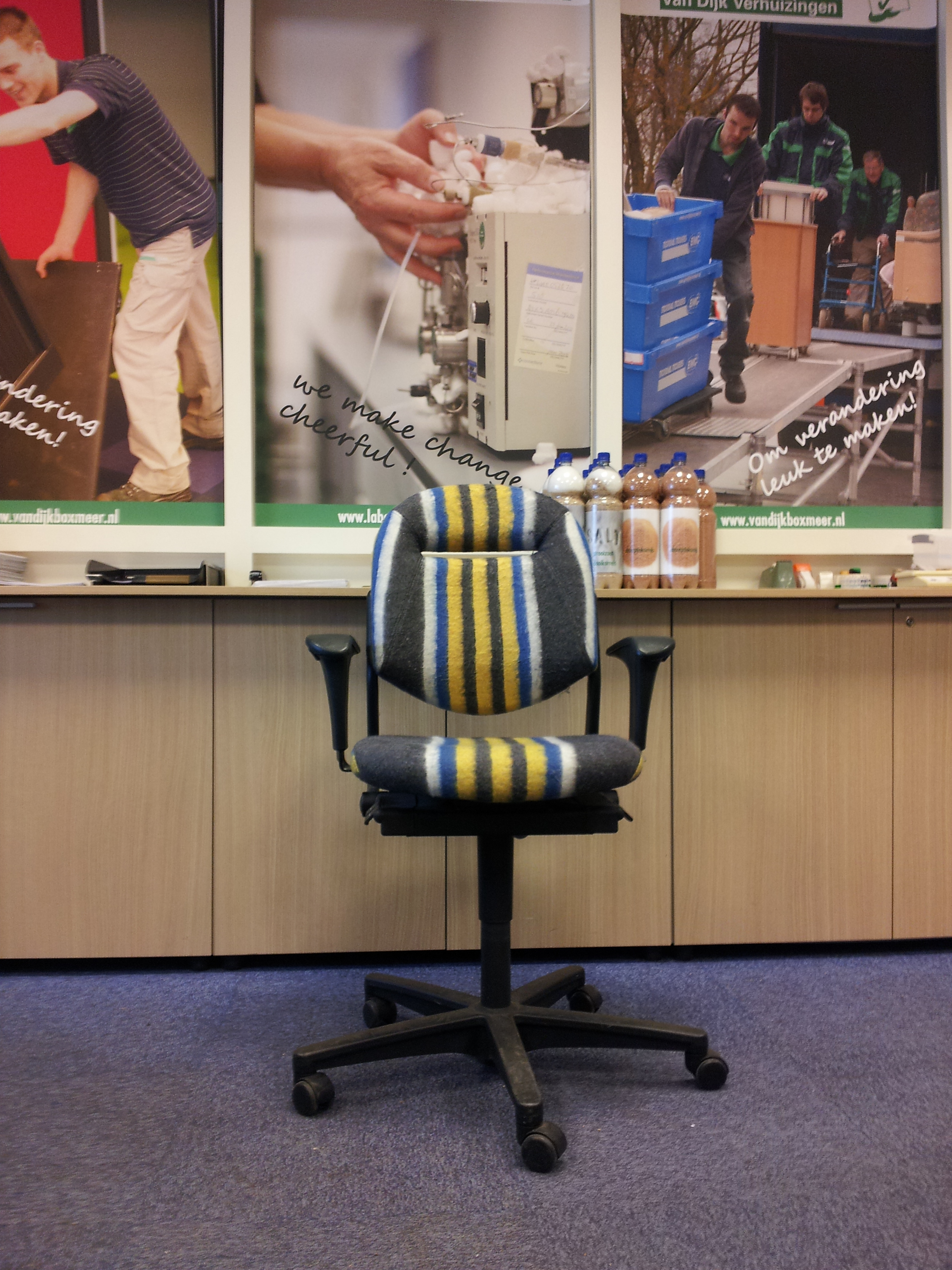 Mondial Van Dijk Verhuizingen ook creatief met verhuismateriaal, Huisstijl beklede stoel