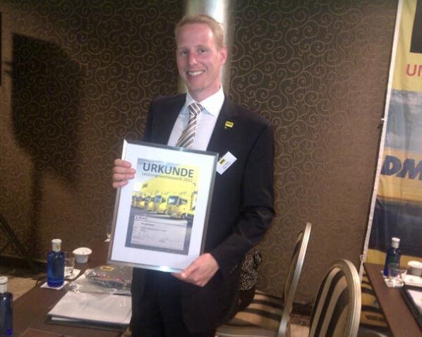 Jan Ridder, van Ridder Meubeltransport uit Wesel toont zijn Award 