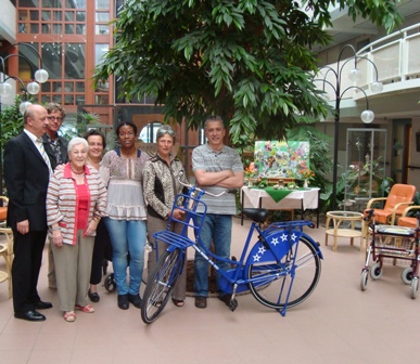 Zorgcentrum Beth Shalom verdient Mondial Movers fiets door sportiviteit medewerkster